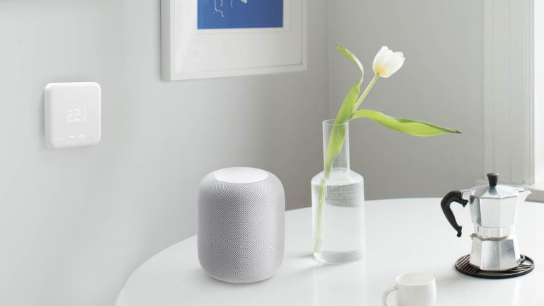 Tado-Wandthermostat und Apple HomePod in einem Wohnzimmer