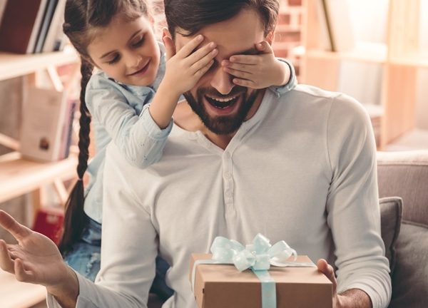 Ein Mädchen hat das perfekte Technik-Geschenk für den Vater gefunden.