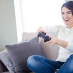 Junge Frau spielt ein Videospiel auf der Xbox One