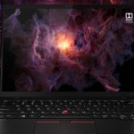 Das Lenovo ThinkPad X1 Nano aufgeklappt mit einem Beispielbild für die HDR-Technik Dolby Vision.