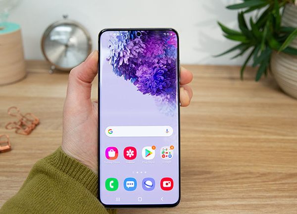Eine Person hält das Samsung Galaxy S20 in der Hand.