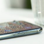 Das iPhone 11 ist mit Wasser bedeckt. Daneben steht ein Glas.