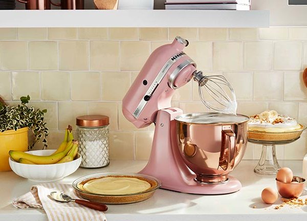 Eine pinkfarbene KitchenAid Artisan im Einsatz in einer Küche.