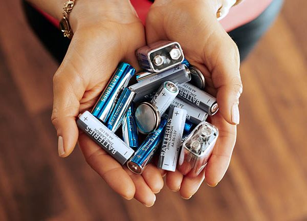 Eine Person hält unterschiedlichste Batterien in ihren Händen.