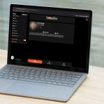 Ein Laptop, auf dem die Seite izoomYou (Instazoom) geöffnet ist.