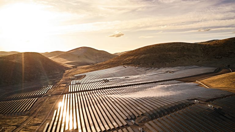 Blick auf die Solarfarm von Apple in Reno, Nevada bei Sonnenuntergang.