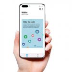 Eine Hand hält ein Huawei-Smartphone in der Hand, auf dem die Wallet-App geöffnet ist.