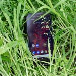 Das Outdoor-Smartphone Cat S42 liegt im nassen Gras.