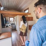 Zwei Personen stehen in einem Tiny House.