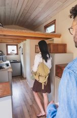 Zwei Personen stehen in einem Tiny House.