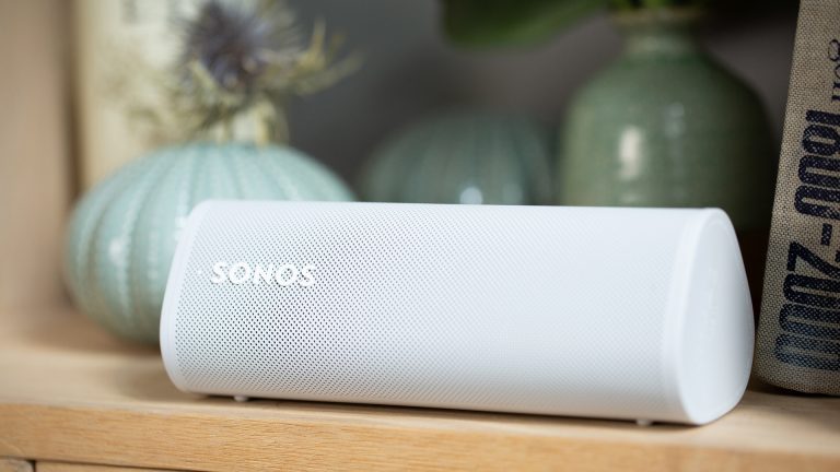 Der Lautsprecher Sonos Roam steht horizontal auf einem Schrank.