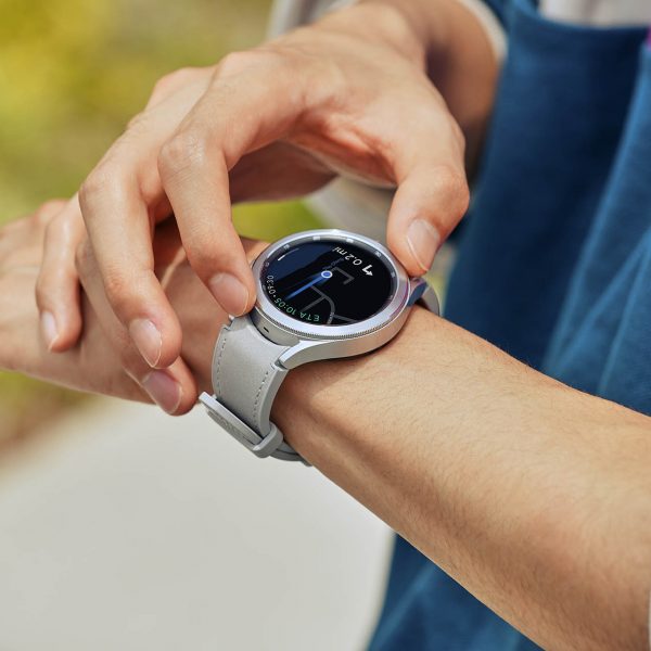 Eine Person bedient die Galaxy Watch4. Auf deren Display ist eine Route angezeigt.