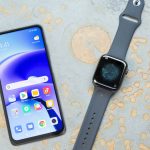 Ein Xiaomi Redmi Note 9T und eine Apple Watch 5 liegen nebeneinander.