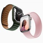 Produktfoto zweier Apple Watch 7 in den Farben Grün und Polarstern.