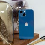 Lifestyle-Foto eines Apple iPhone 13 mini