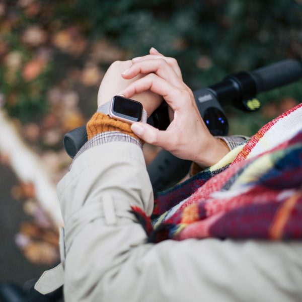 Eine Person trägt eine Apple Watch am linken Arm und nimmt Einstellungen vor.