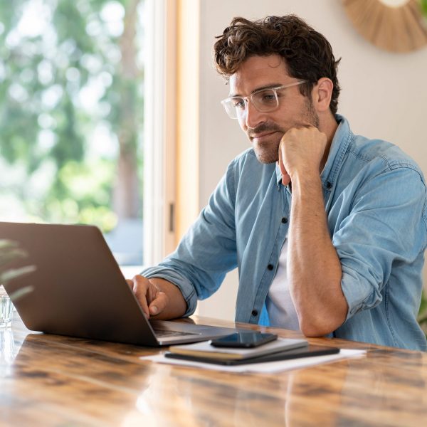 Eine Person blickt kritisch auf den Bildschirm ihres Laptops