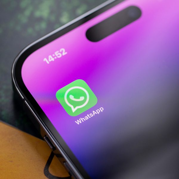 Das Logo von WhatsApp auf einem iPhone-Bildschirm.