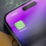 Detailansicht eines iPhones, auf dem WhatsApp installiert ist.