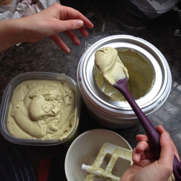 Eine Person löffelt selbstgemachtes Eis aus einer Eismaschine.