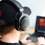 Eine Person mit einem Beyerdynamic Tygr 300 R sitzt vor einem Laptop.