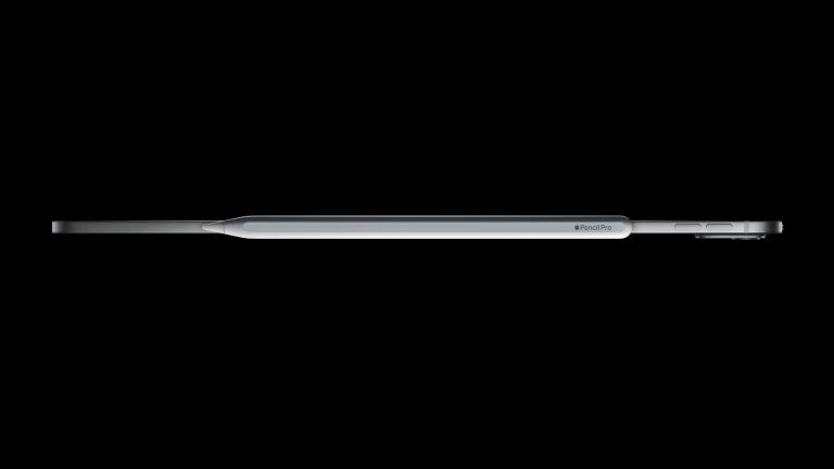 Blick auf einen Apple Pencil Pro, der magnetisch an der Seite eines iPad Pros haftet.