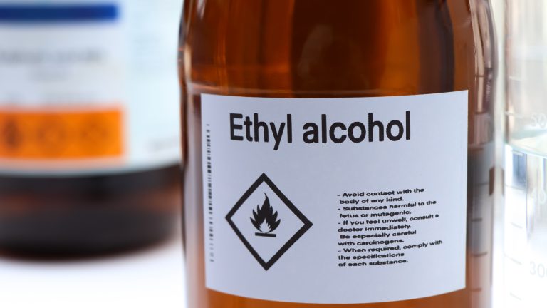 Eine Flasche Ethylalkohol in Nahaufnahme.