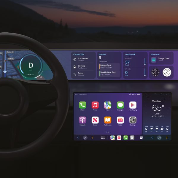 Blick in ein Cockpit eines Autos, in dem riesige Displays mit Apple CarPlay zu sehen sind.