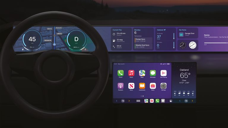 Blick in ein Cockpit eines Autos, in dem riesige Displays mit Apple CarPlay zu sehen sind.