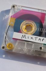 Eine Musikkassette mit der Aufschrift Mixtape.
