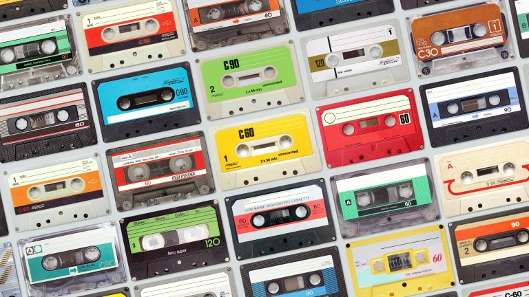 Viele verschiedenfarbige Musikkassetten nebeneinander. 