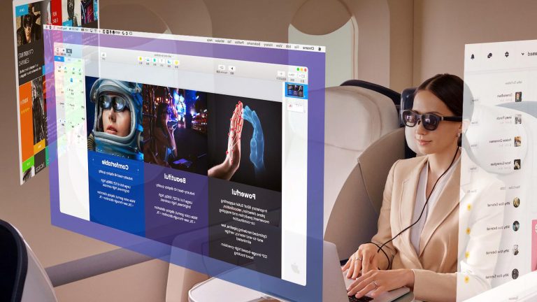 Eine Person sitzt mit einer XReal-Brille in einem Flugzeug und arbeitet über in der Luft schwebende Fenster.