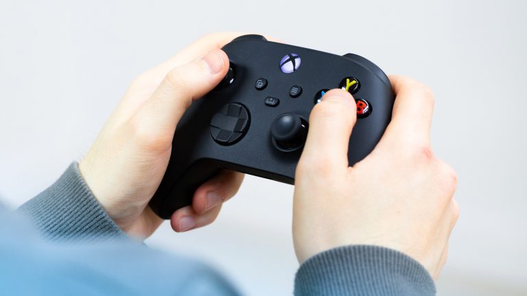 Eine Person hält den Controller einer Xbox Series X in der Hand.