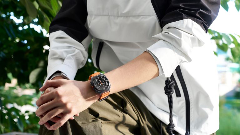 Eine Person, die wohl beim Wandern ist, trägt eine Samsung Galaxy Watch Ultra.