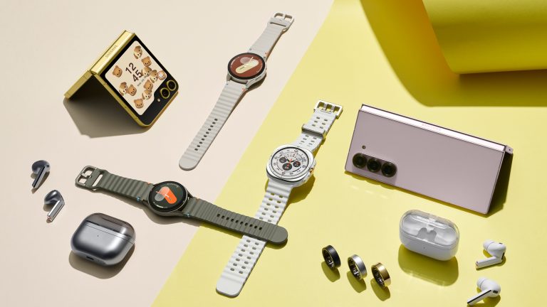 Die Galaxy Watch7, Watch Ultra und der Galaxy Ring liegen zusammen mit den neuen Foldables und den Galaxy Buds auf einer zweifarbigen Oberfläche.