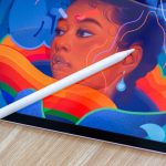Ein Apple Pencil Pro liegt auf einem iPad Air M2, auf dem ein gemaltes Bild zu sehen ist.