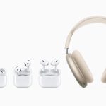 Verschiedene AirPods-Modelle nebeneinander. AirPods 4 im Case, AirPods 4 halb im Case, AirPods Pro 2 über dem Case, AirPods Max 2.