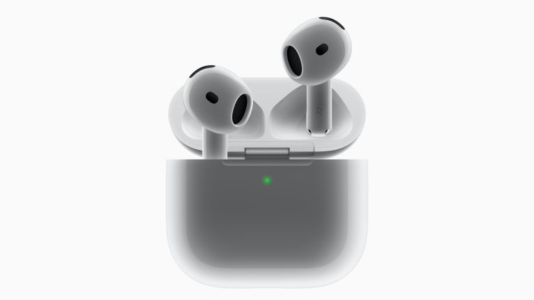 Ein Paar AirPods 4 mit einem Earbud im Case und einem schwebend darüber.