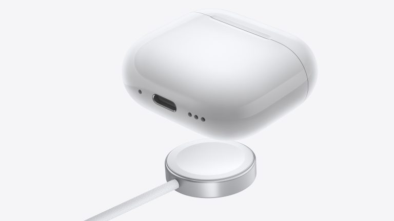 Ein AirPod-Ladecase das über einem Wireless-Ladegerät schwebt.