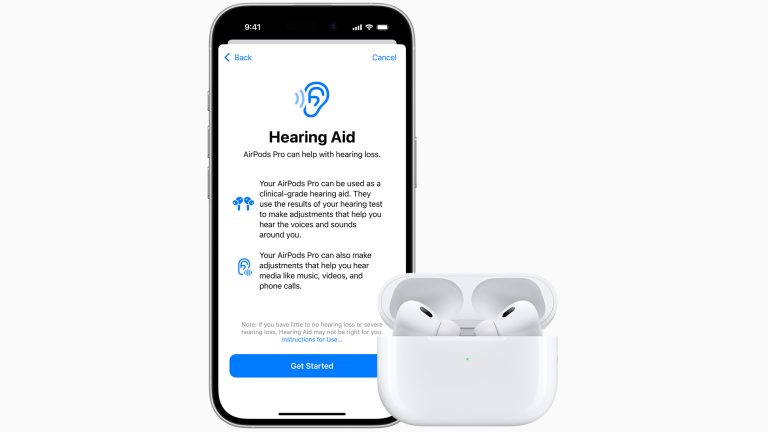 Ein iPhone mit einem Screenshot der Hearing Aid Einstellung. Davor ein Ladecase mit 2 AirPods Pro 2 darin.