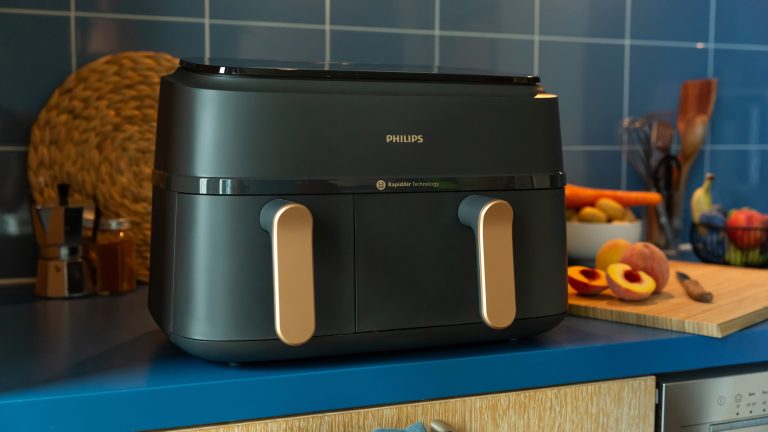 Ein Philips Airfryer Series 3000 DualBasket steht in einer blauen Küche.