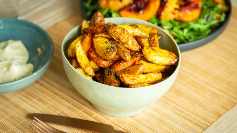 Kartoffelecken aus einem Airfryer stehen angerichtet auf einem Tisch.