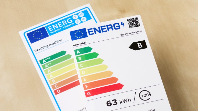 Zwei verschiedene Energieeffizienzaufkleber der Europäischen Union für einen Geschirrspüler.