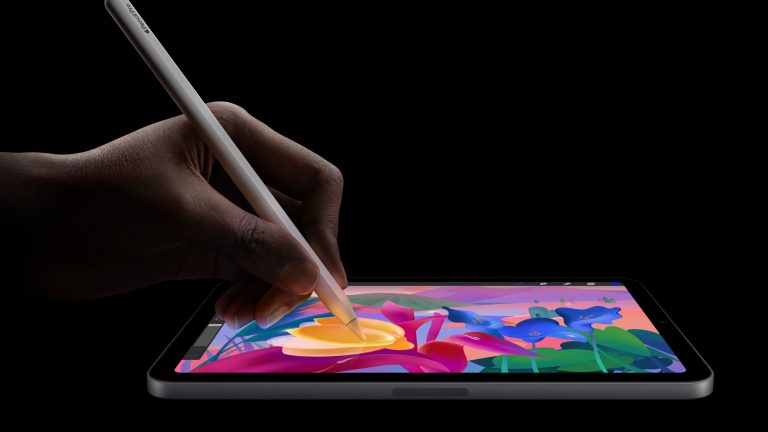 Eine Person zeichnet mit einem Apple Pencil Pro auf einem iPad Mini 2024.