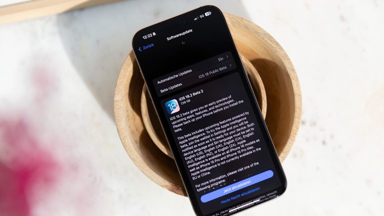 Ein iPhone dessen Display eine Aufforderung zum Systemupdate auf iOS 18.2 Beta 2, zeigt.