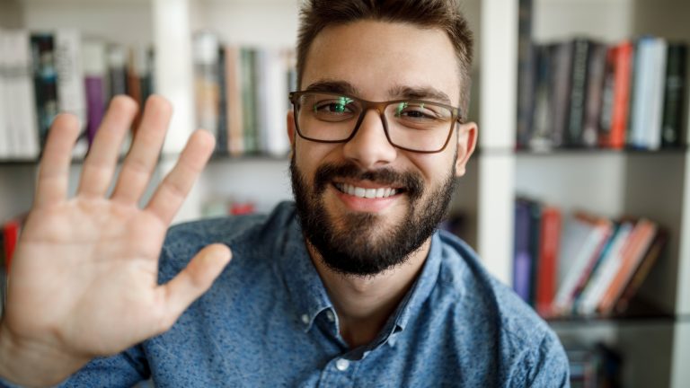 Eine Person hält die Hand mit ausgestreckten Fingern in die Luft.