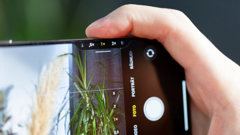 Nahaufnahme des iPhone 16 mit aktivierter Kamera-App.