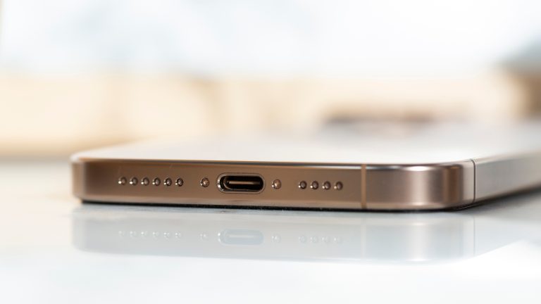 Nahaufnahme des USB-C-Anschlusses eines iPhone 16.