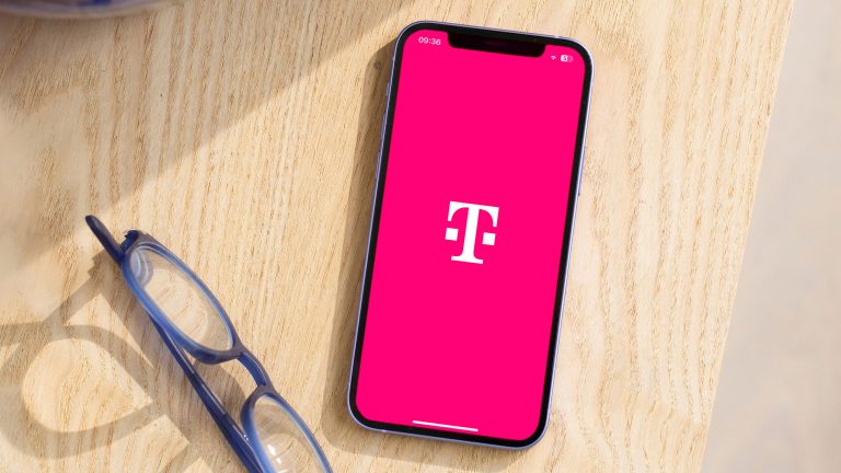 Auf einem Regal liegt ein Smartphone. Auf dem Display ist die MeinMagenta-App geöffnet.