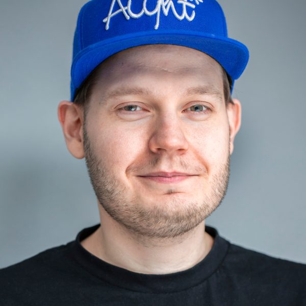 Portrai-Foto von einer Person mit blauem Cap und schwarzem Shirt.